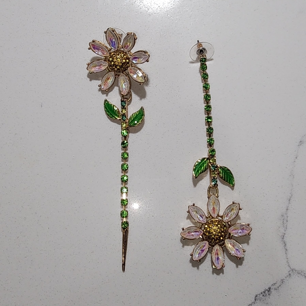 BETSEY JOHNSON DAISY FLOWER,GOLD,IRIDESCENT CRYSTALS MISMATCH DANGLING EARRINGS